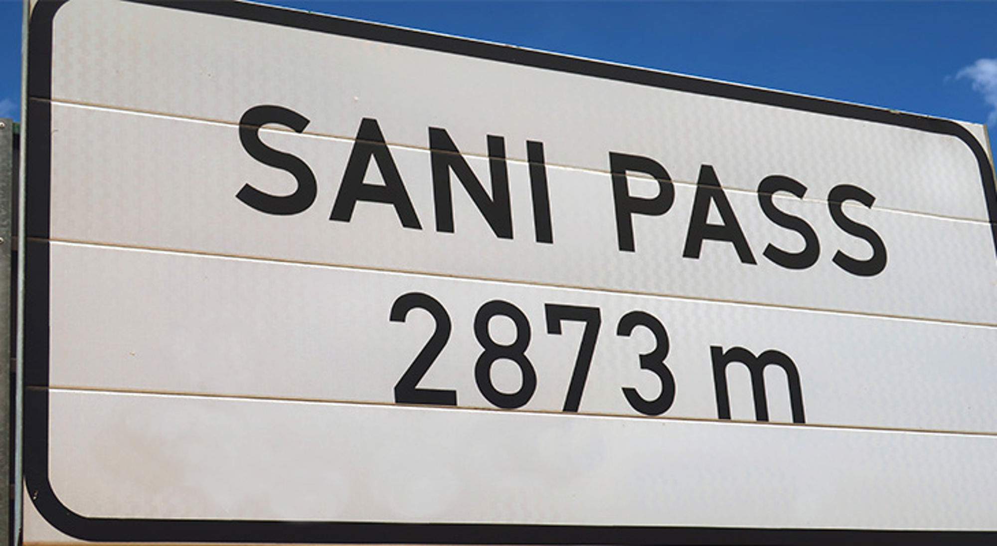 Verkeersbord bij Sani Pass met hoogteaanduiding 2873 meter in Zuid-Afrika.