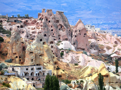 Uitzicht op rotswoningen en tufsteenformaties in Cappadocië, Turkije, langs de wandelroute.