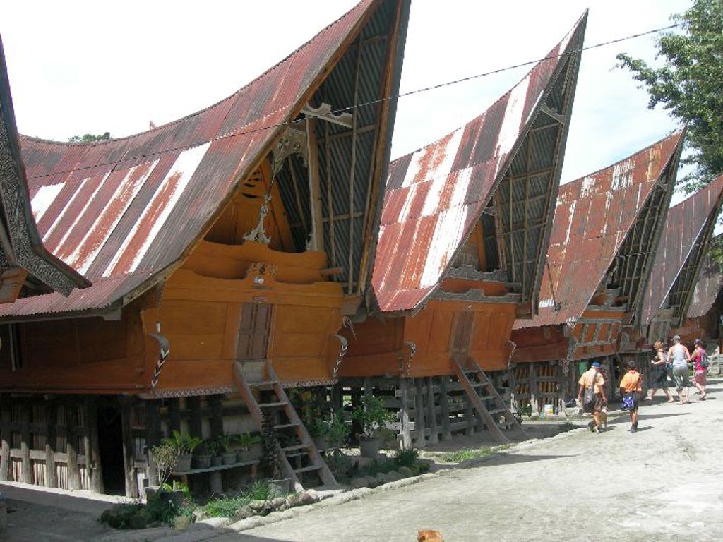 Traditionele Batak-huizen met hoge puntdaken in een dorp op Sumatra tijdens groepsrondreis Sumatra, Java en Bali.