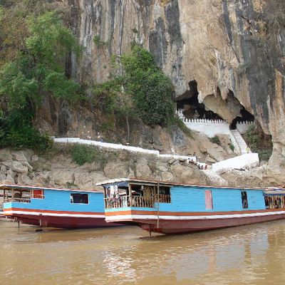 Boot op de Mekong bij de Pak Ou-grotten in Laos, tijdens een groepsrondreis Laos en Cambodja.