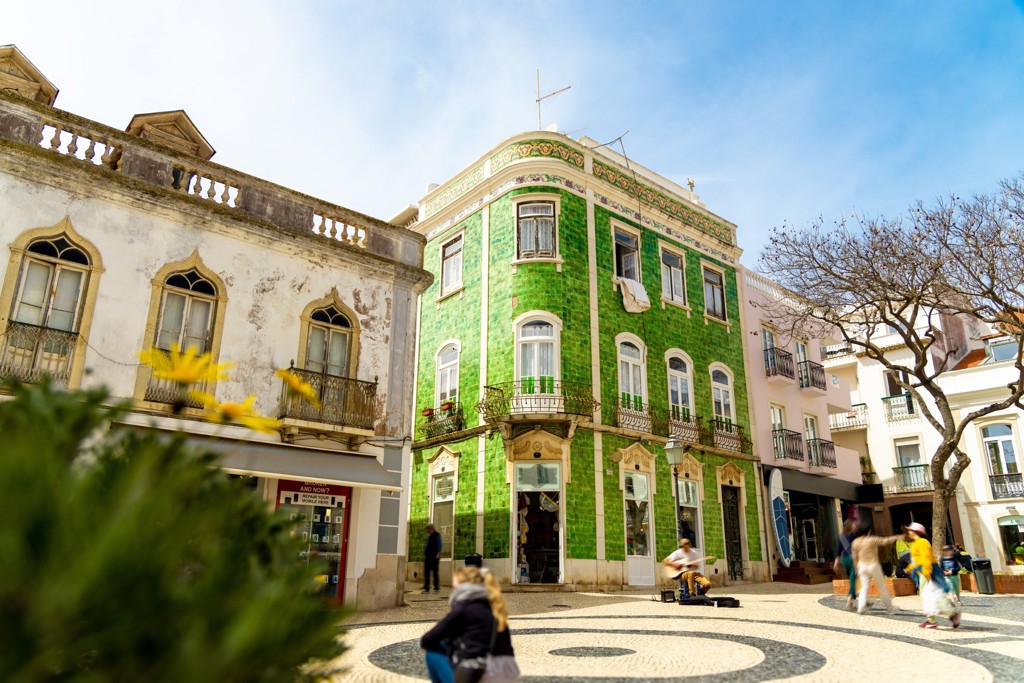 Groen betegeld historisch gebouw in het centrum van Faro, Portugal, met balkonnetjes en plein.