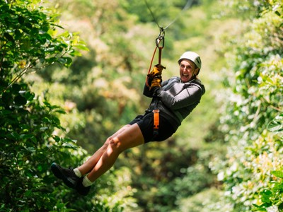 Ziplinen door het regenwoud tijdens de Route Costa Rica, dag 11.