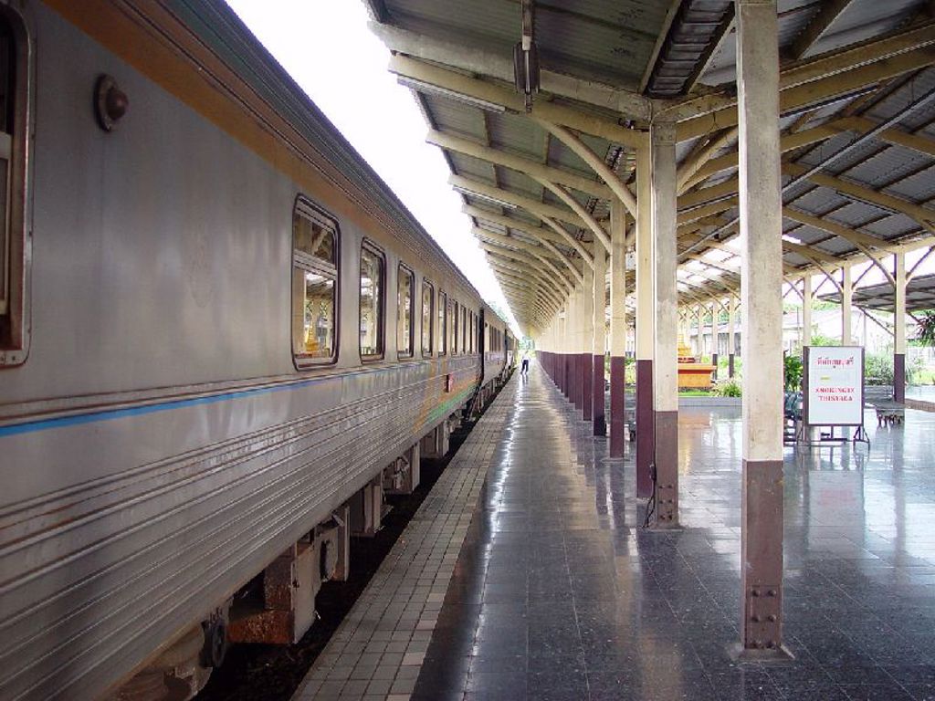 Nachttrein op een treinstation in Thailand tijdens de groepsrondreis Thailand Hoogtepunten.