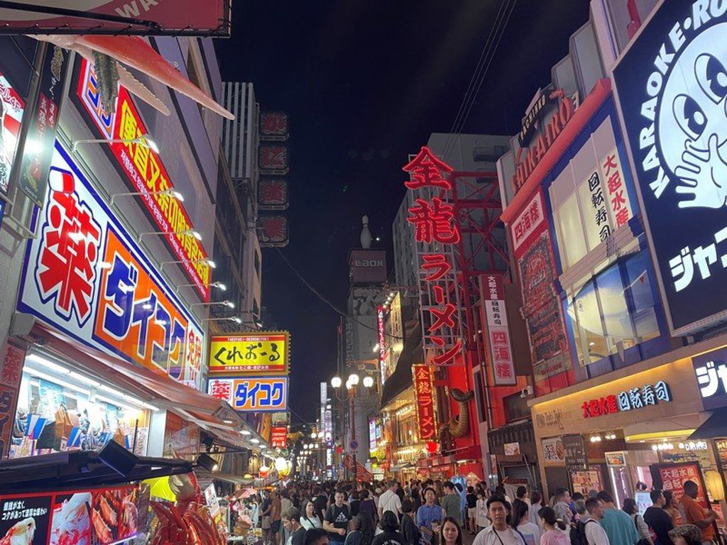 Reizigers kijken omhoog naar hoge wolkenkrabbers in Japan tijdens een 22-35ers groepsrondreis.