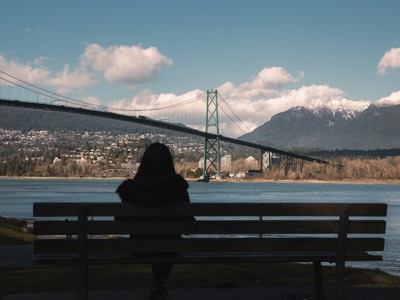Uitzicht op Lions Gate Bridge in Vancouver met bergen op de achtergrond, tijdens Route Canada.