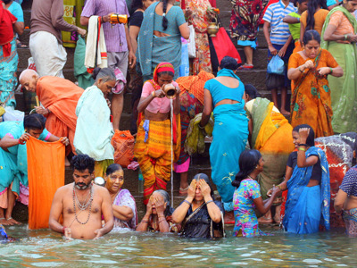 Pelgrims baden en voeren rituelen uit bij de ghats aan de Ganges in Varanasi, India.