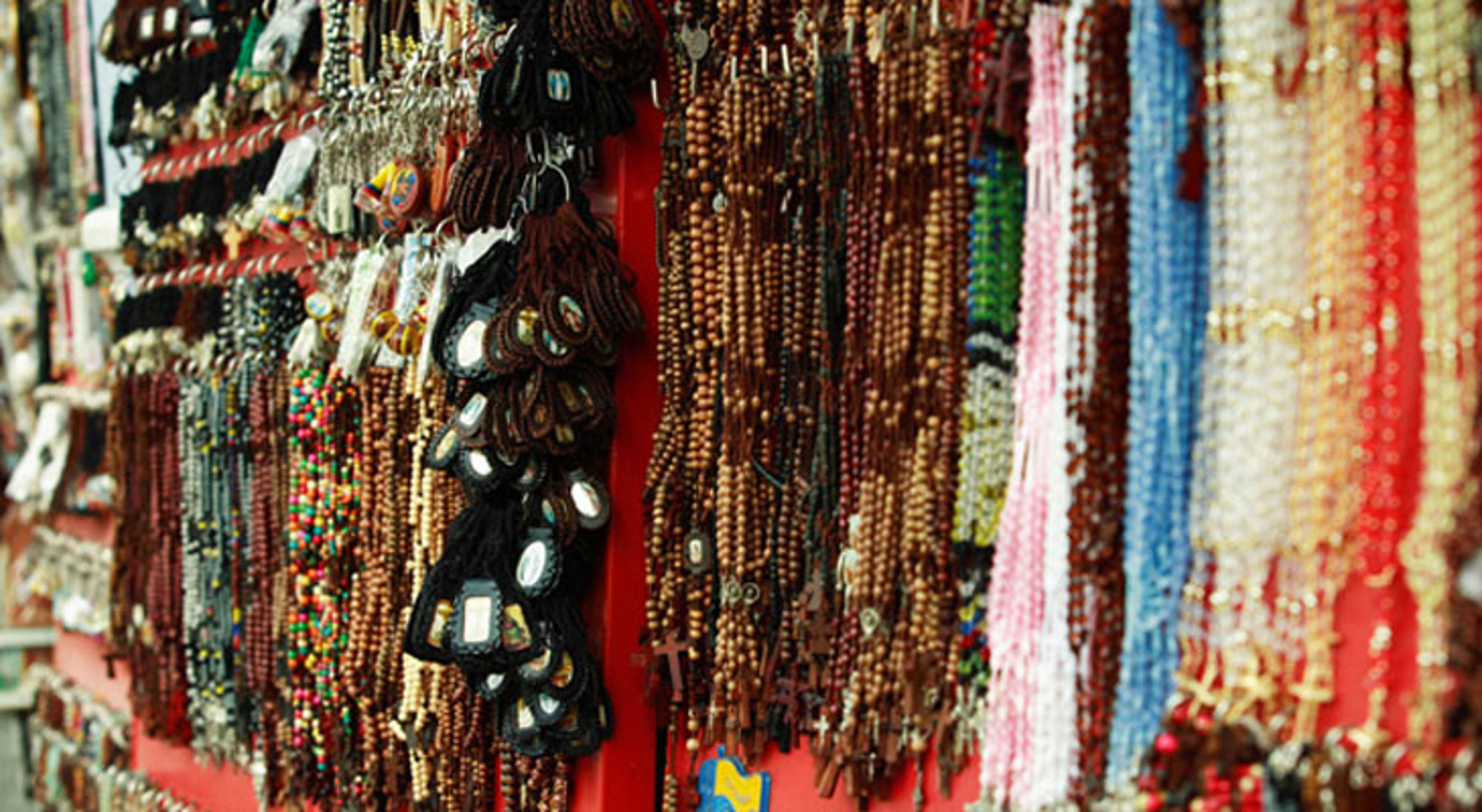 Kleurrijke handgemaakte kettingen en armbanden op een souvenirkraam in Colombia.