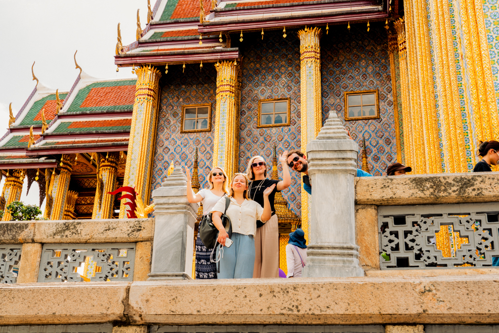 Jongvolwassenen bij een kleurrijke tempel in Bangkok tijdens een 22-35ers groepsrondreis Thailand.