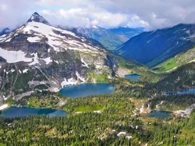 Berglandschap met besneeuwde pieken en bergmeren langs de Route Canada.