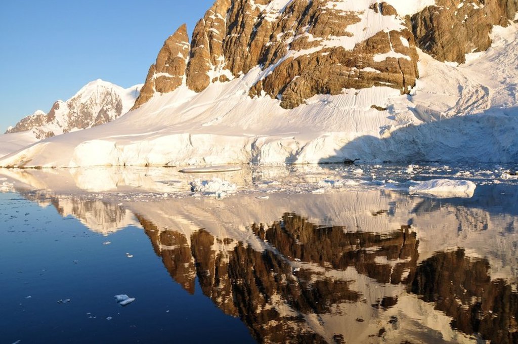 Vliegtuig boven het witte landschap van Antarctica tijdens een groepsrondreis.
