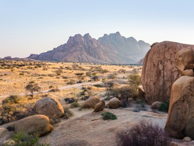 Uitzicht op de Spitzkoppe met granieten rotsen en savanne in Namibië, op de route Windhoek–Victoria Falls.