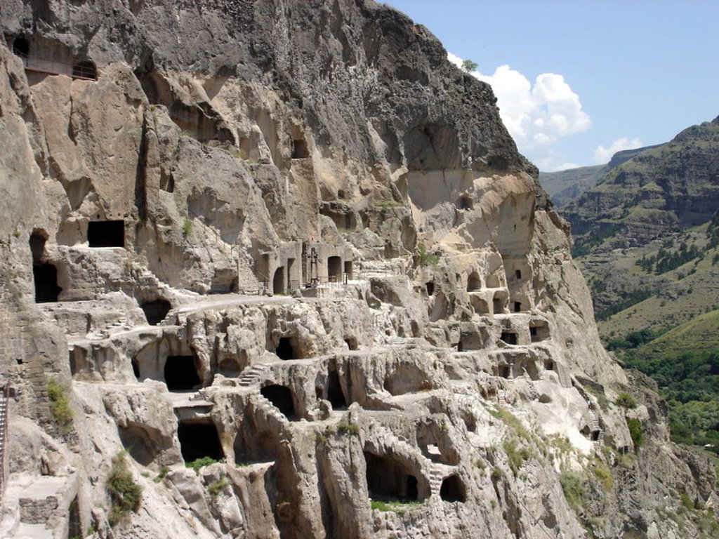 Grottenstad Vardzia, uitgehouwen in een rotswand in Georgië.