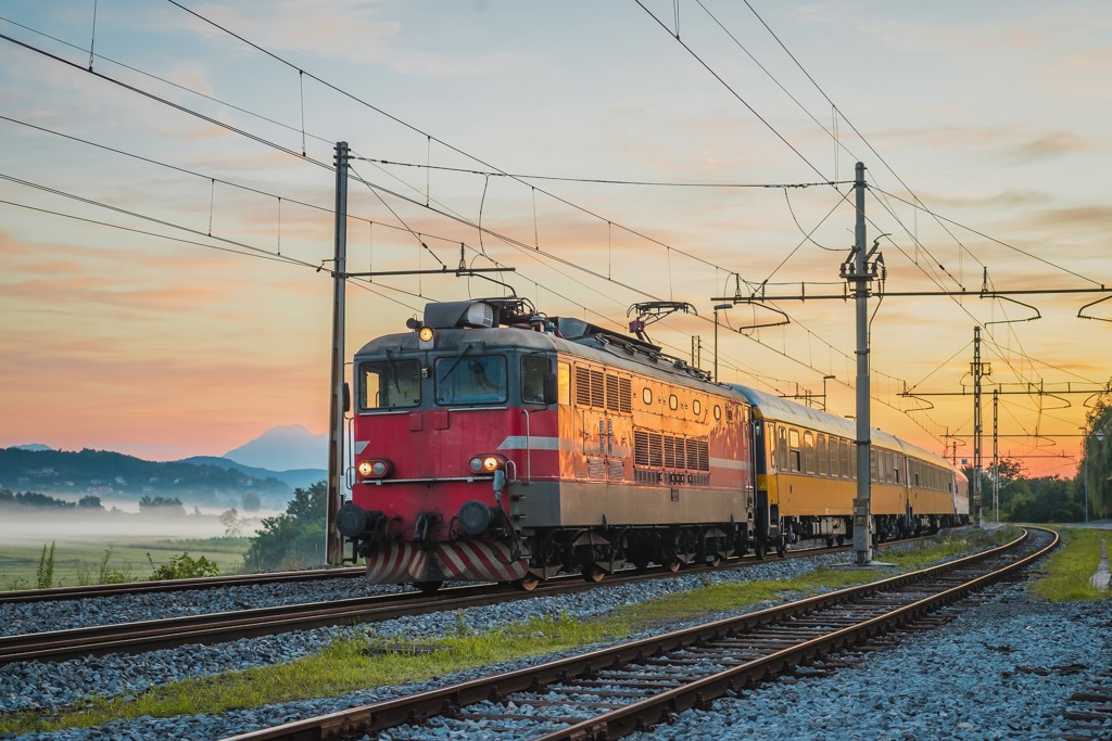 Trein op spoor door Centraal-Europa bij zonsopkomst, op weg naar Praag.