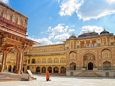 Binnenplaats van het Amber Fort in Jaipur, Noord-India, met rijk versierde paleisgevels onder een blauwe lucht.
