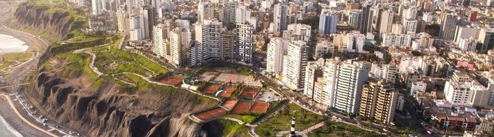 Panoramisch uitzicht op de skyline van Lima, Peru, met moderne hoogbouw langs de kust.