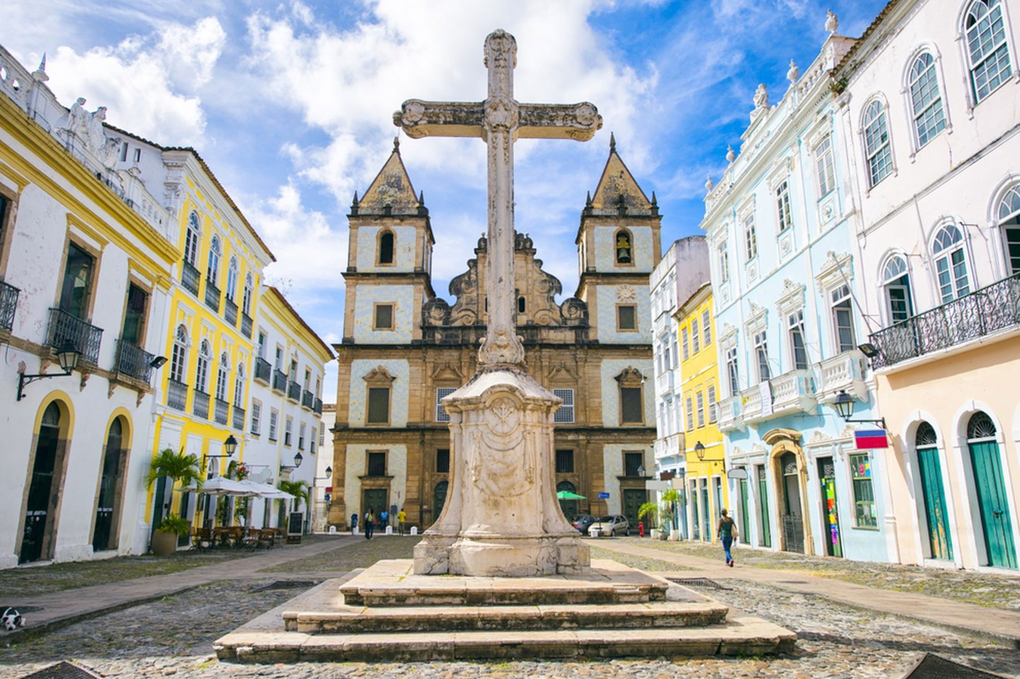 Kruisbeeld op Praça da Sé met de kathedraal en kleurrijke gevels in Salvador, Brazilië.