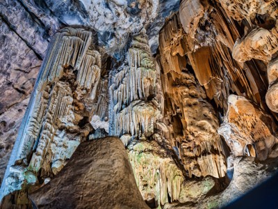 Stalactieten en stalagmieten in de Cango Caves langs route Kaapstad-Johannesburg.
