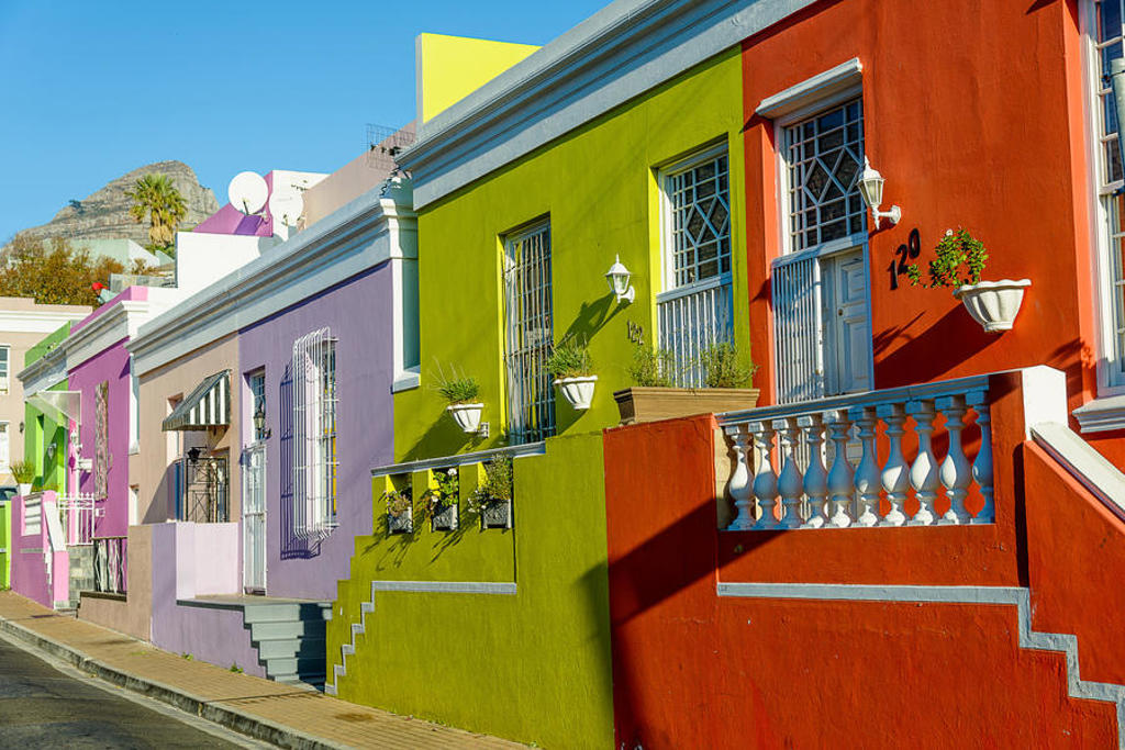 Kleurrijke gevels van huizen in Bo-Kaap, Kaapstad, tijdens familiereis Zuid-Afrika Tuinroute & Kruger.