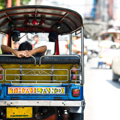Tuk-tuk in Thailand op een drukke straat tijdens een groepsrondreis langs de hoogtepunten.