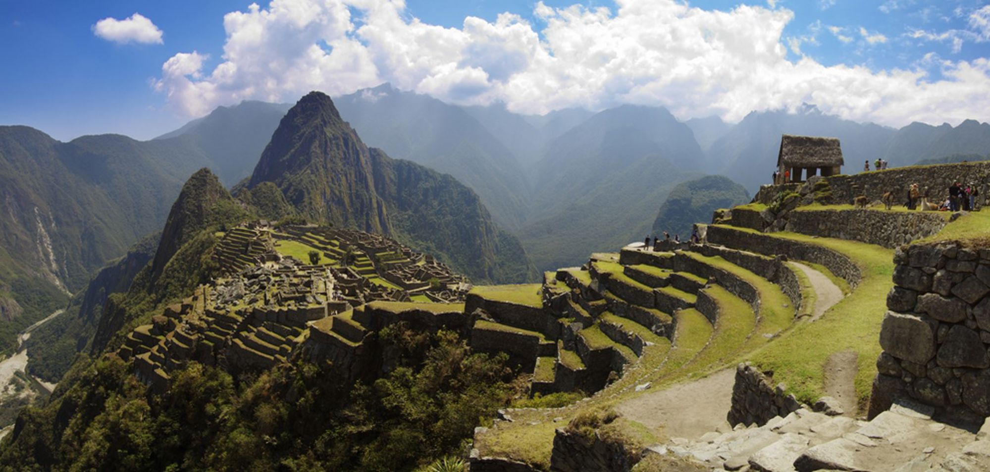 Panoramisch uitzicht op Machu Picchu met Inca-terrassen en Huayna Picchu-berg in Peru.