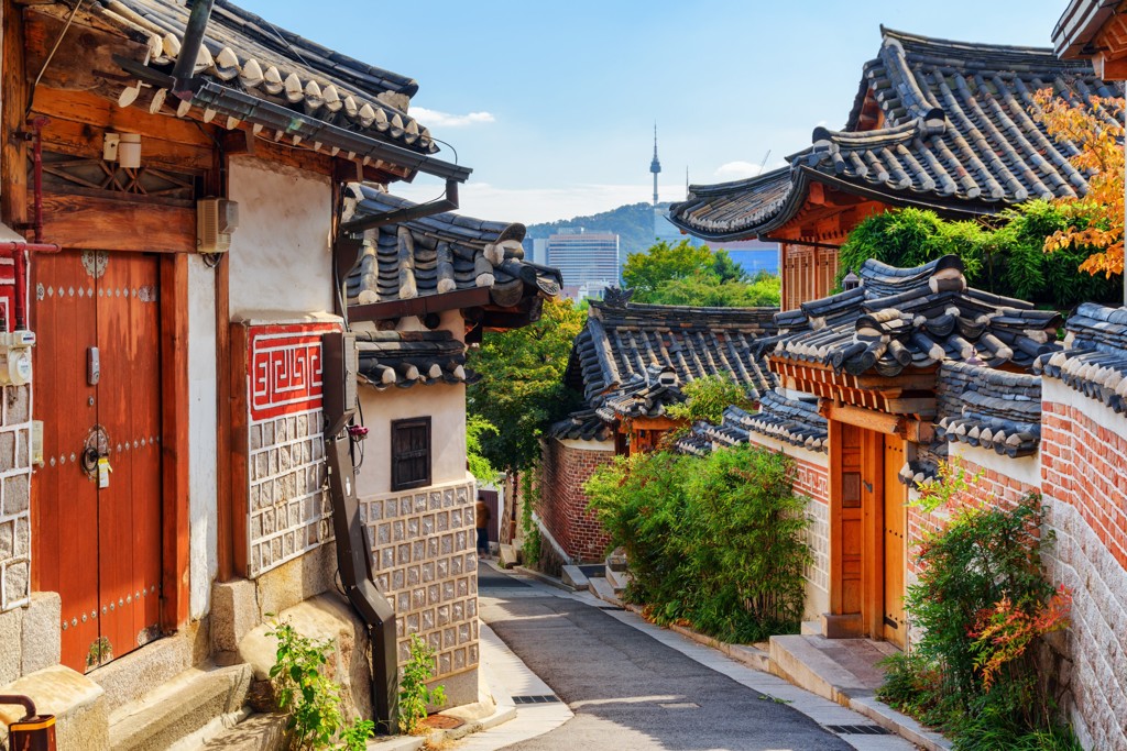 Traditionele hanokhuizen in Bukchon Hanok Village in Seoul, Zuid-Korea, met de N Seoul Tower op de achtergrond.
