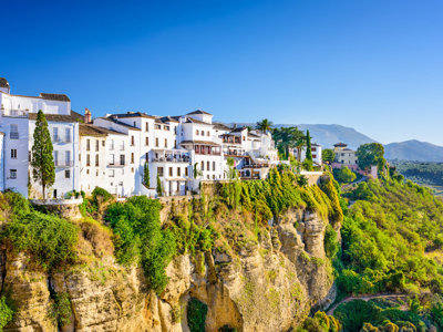 Witte huizen van Ronda op de kliffen boven de El Tajo-kloof in Andalusië.