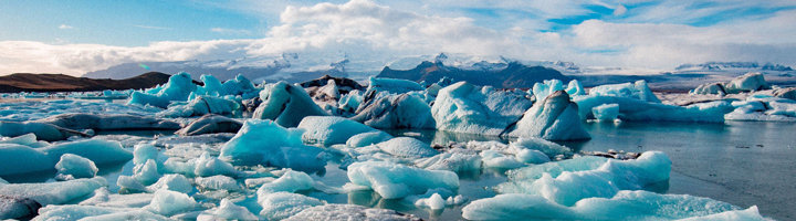 Drijvende ijsbergen in het gletsjermeer Jökulsárlón, IJsland.