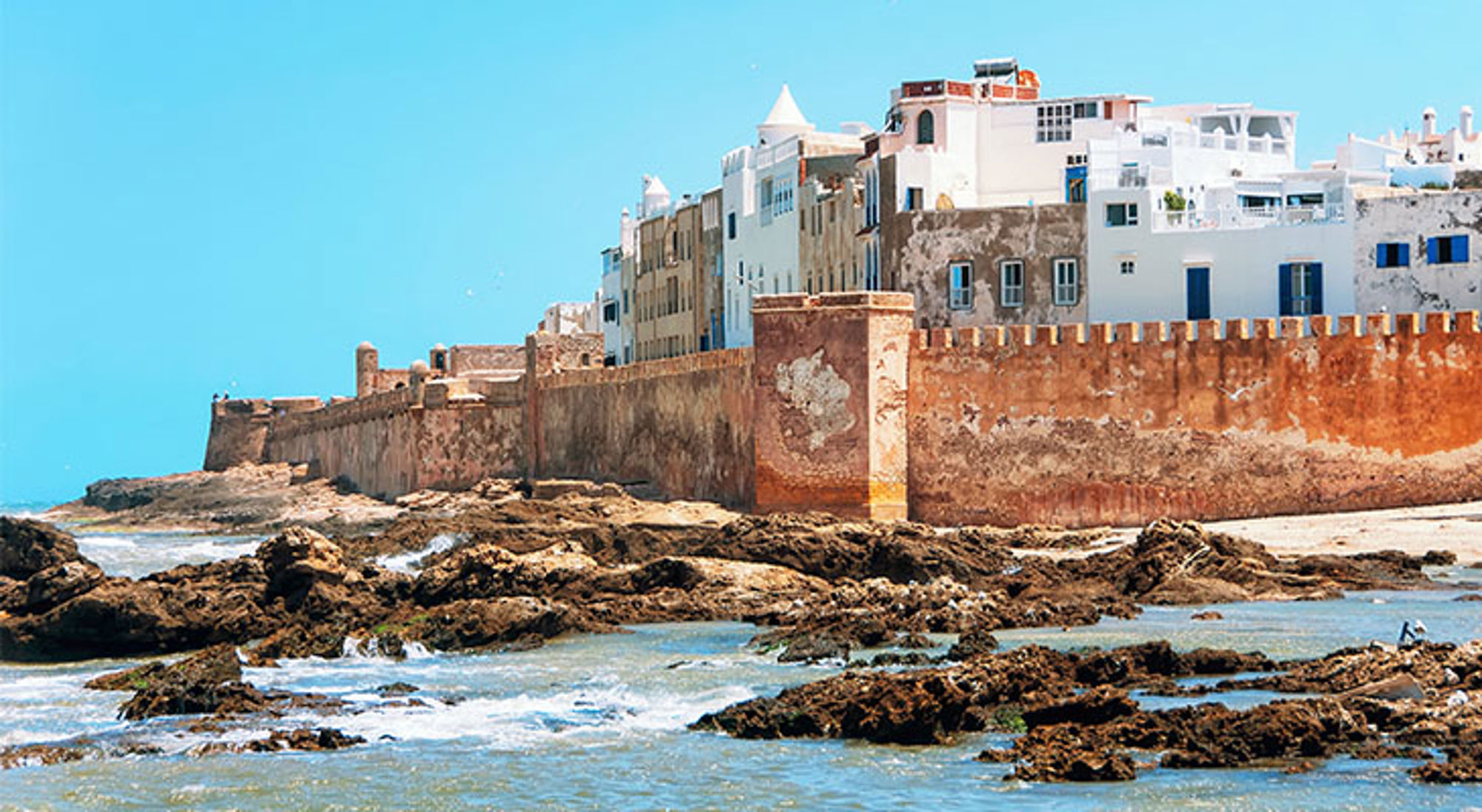 Oude stadsmuren en witte huizen aan de kust van Essaouira, Marokko.