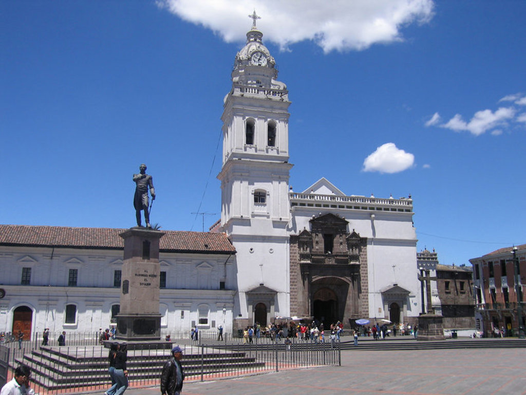 Plaza de la Independencia met de kathedraal en klokkentoren in Quito, Ecuador.