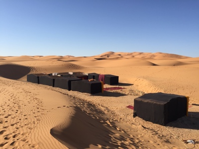 Tentenkamp in de Sahara met zandduinen tijdens Route Marokko Familiereis.