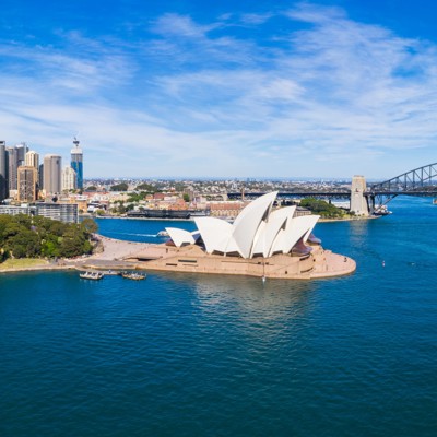 Panorama van Sydney met het Opera House en de Harbour Bridge tijdens een 22-35ers reis door Australië.