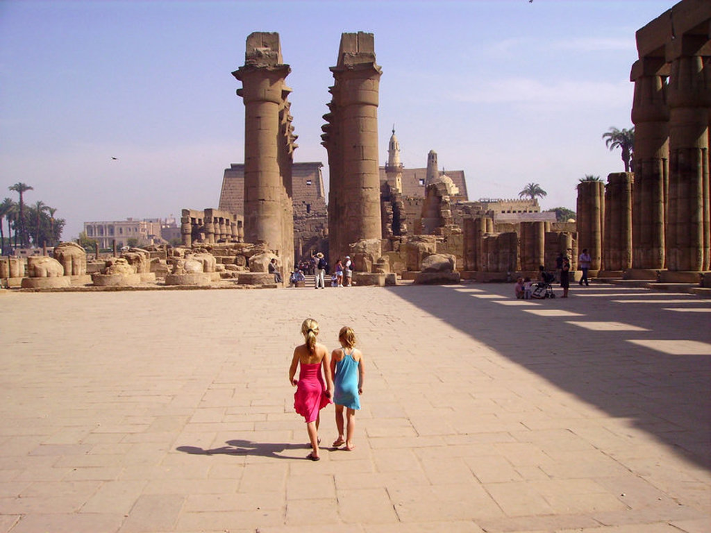 Kinderen lopen over het tempelplein van Karnak in Luxor tijdens een familiereis Egypte in de schoolvakanties.