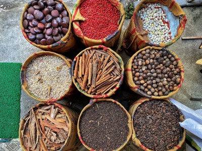 Kruiden en specerijen in zakken op een markt in Zuid-India, met kaneel, peperkorrels en steranijs.