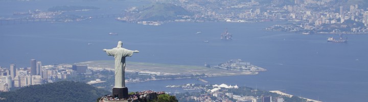 Cristo Redentor met uitzicht over Rio de Janeiro en de Baai van Guanabara, vanaf de Corcovado.