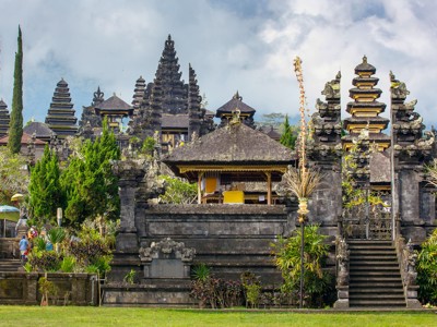 Balinese tempelcomplex met pagodes en stenen poorten op de route Java en Bali.