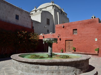Binnenplaats met fontein en roodstenen muren bij het Santa Catalina-klooster in Arequipa, Peru.