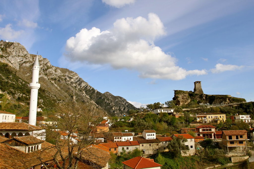 Uitzicht op het historische Berat in Albanië met minaret, rode daken en burcht op de heuvel.