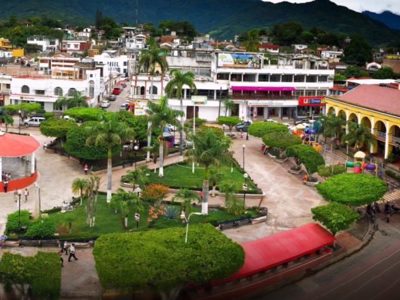 Centraal plein in Copán Ruinas met park, palmbomen en kleurrijke gebouwen, Route Ruta Maya.