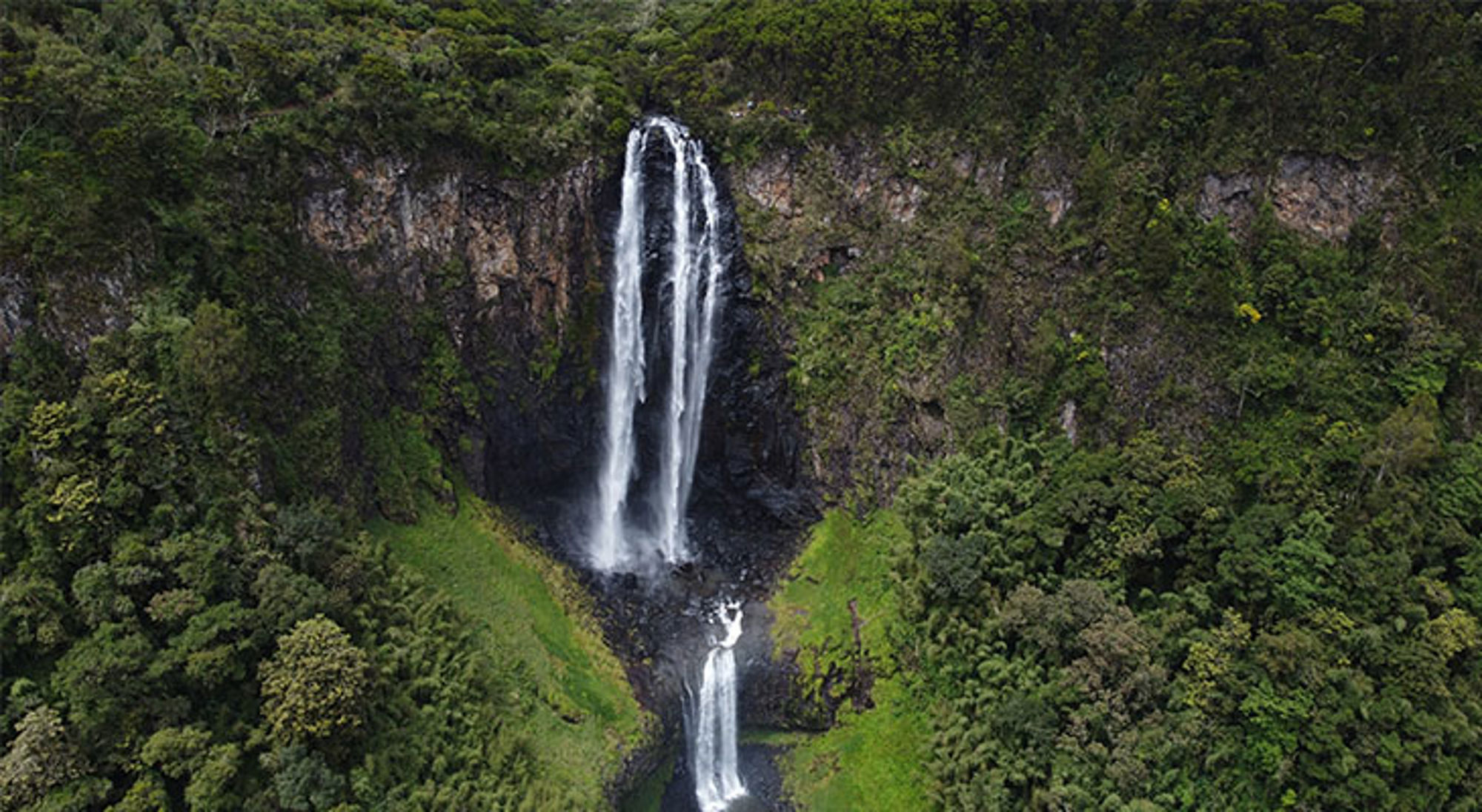 Waterval in het groene landschap van Kenia.