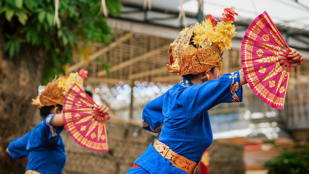 Balinese dansers met waaier tijdens culturele voorstelling op Java en Bali groepsrondreis.