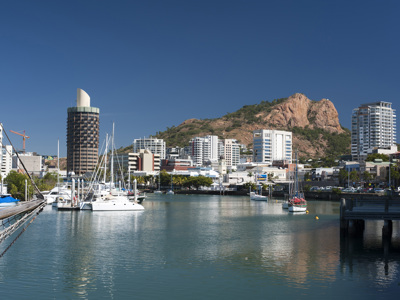 Skyline van Townsville met jachthaven en Castle Hill tijdens de Route Australië.