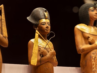Houten beeldje van een Egyptische farao met goudkleurige details, onderdeel van de Route Egypte.