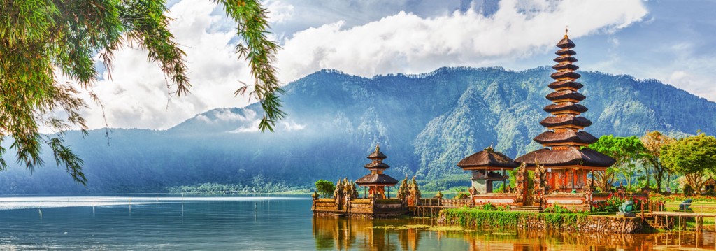 Tempelcomplex aan het Bratanmeer op Bali met bergen op de achtergrond.