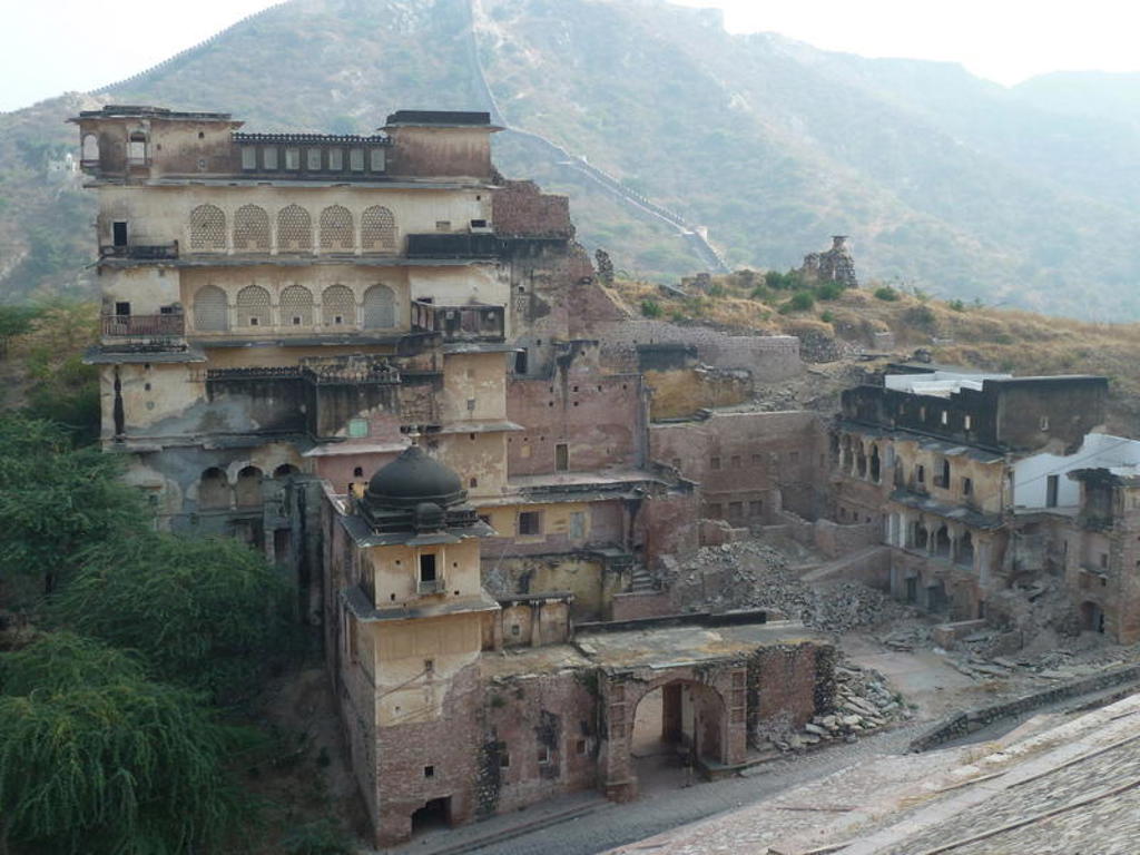 Historisch fortcomplex met paleisachtige gebouwen in Noord-India, omringd door heuvels.