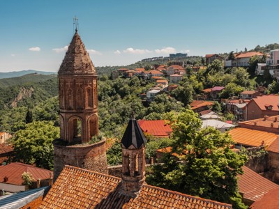 Uitzicht op de oude stad Sighnaghi in Georgië met kerktoren en rode daken, Route Georgië.