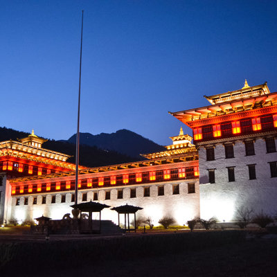 Verlicht Bhutanese dzong-fort in de avond, tijdens groepsrondreis Sikkim en Bhutan in de Himalaya.