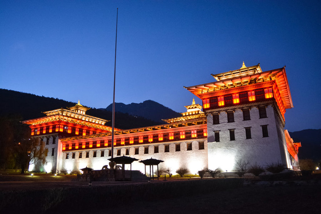 Verlicht Bhutanese dzong-fort in de avond, tijdens groepsrondreis Sikkim en Bhutan in de Himalaya.