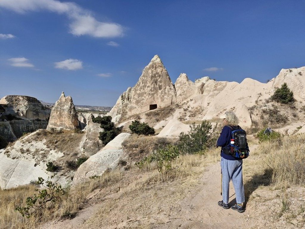 Wandelaar in Cappadocië, Turkije, met rotsformaties en valleilandschap tijdens een wandelvakantie.