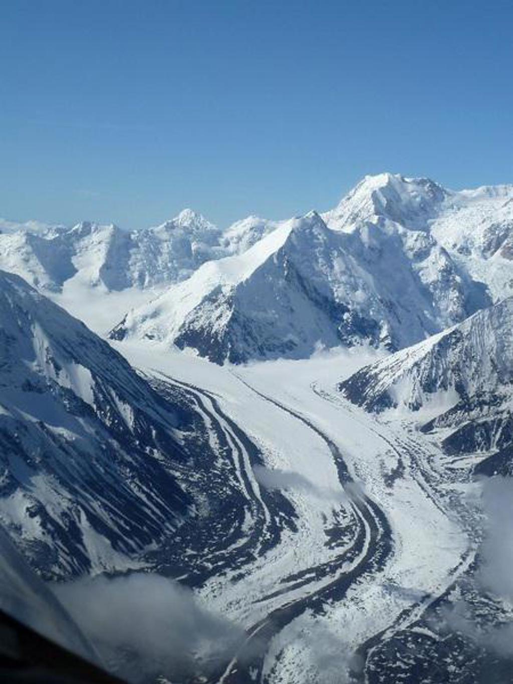 Groepsrondreis Alaska: kanoën op een rustige rivier in de wildernis.