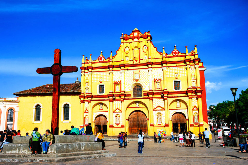 Gele kathedraal op het centrale plein van San Cristóbal de las Casas tijdens een familiereis Mexico.